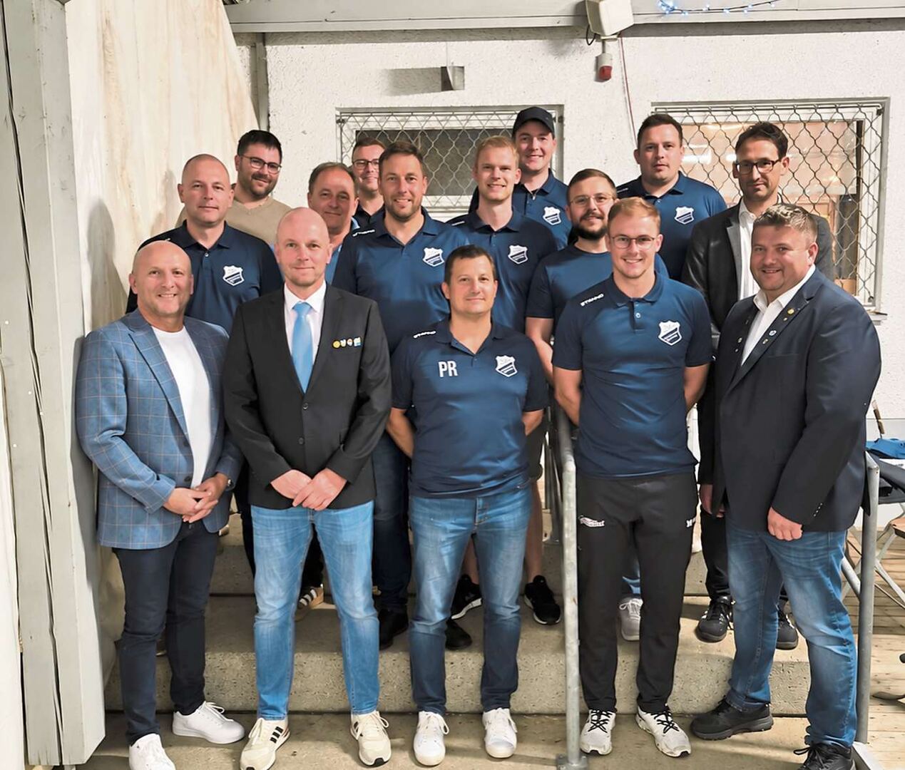 Bürgermeister Franz Aster mit der neu gewählten Vorstandschaft des SV Haidlfing Fotos: Bettina Gabler